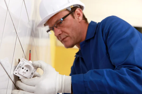 Engenheiro elétrico tomada de fixação — Fotografia de Stock