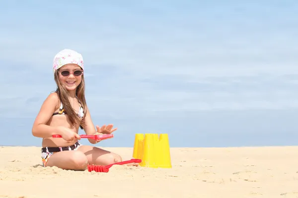 Kumsalda oynayan küçük kız. — Stok fotoğraf