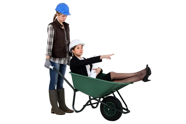 Mulher trabalhadora e empresária em um carrinho de mão — Fotografia de Stock