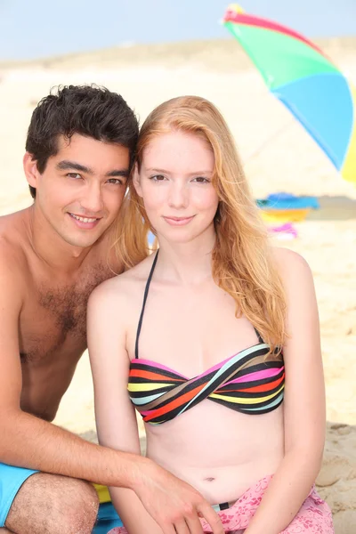 Jovem casal na praia — Fotografia de Stock