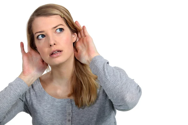 Mujer escuchando atentamente — Foto de Stock