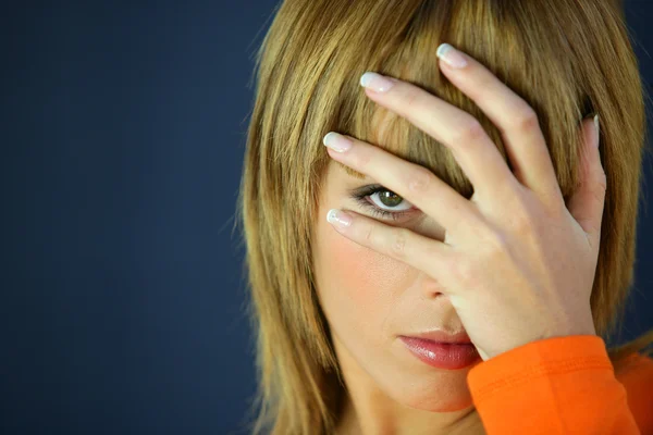 Sarışın kadının yüzündeki acı dolu bir ifade ile — Stok fotoğraf