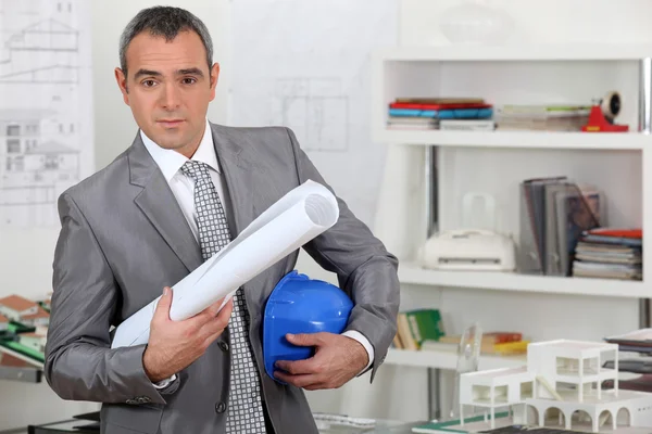 Mannelijke architect bezig met het kantoor verlaat — Stockfoto