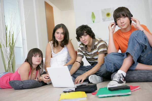 Adolescentes saindo com um laptop e ouvindo música — Fotografia de Stock