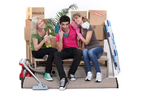Trio de companheiros de apartamento se movendo juntos — Fotografia de Stock