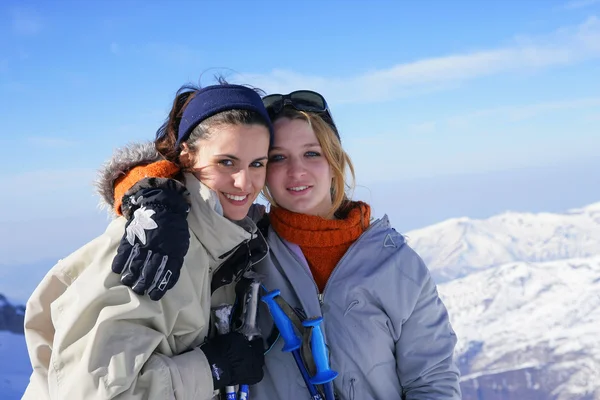 Dwóch przyjaciół na wycieczkę na nartach — Zdjęcie stockowe