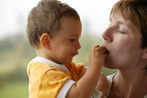 Ett ögonblick av ömhet mellan mor och barn — Stockfoto