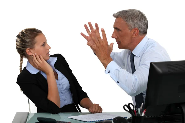 Chefe gritando com assistente — Fotografia de Stock