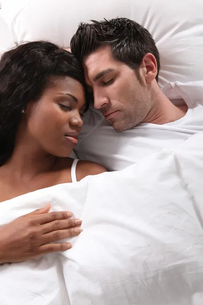 Paar in slaap in bed — Stockfoto