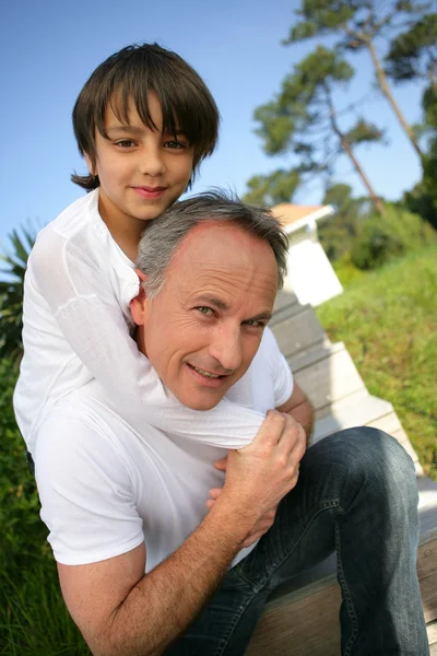 小男孩坐在他父亲的肩膀上 — 图库照片