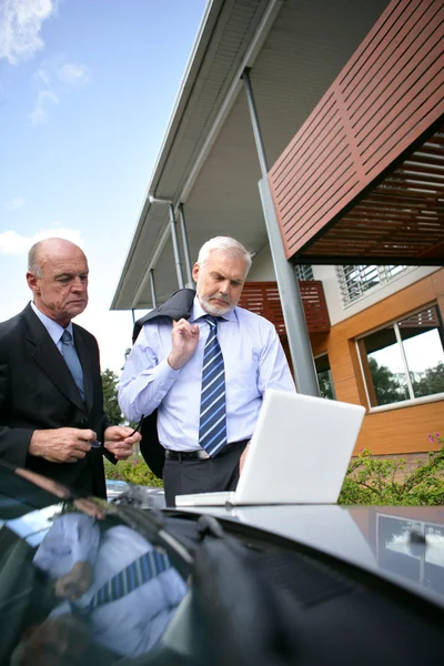 Two senior sales men on hous call — Stock Photo, Image