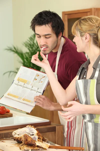 Young couple cooking together — Stock Photo, Image