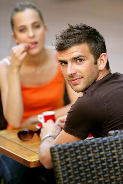 Пара пьет кофе на террасе — стоковое фото