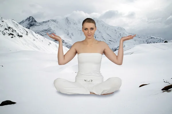 Kadın yoga konumda önünde dağ aralığı oturdu — Stok fotoğraf