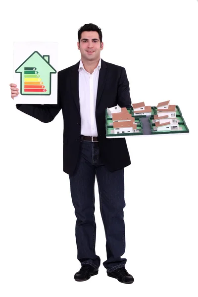 Építész állt modellt házzal és energetikai minősítési információk — Stock Fotó