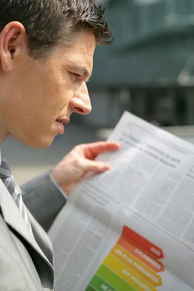 Homme d'affaires lisant un journal — Photo