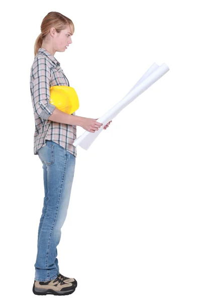 Vrouwelijke bouwvakker stond lezen plannen — Stockfoto