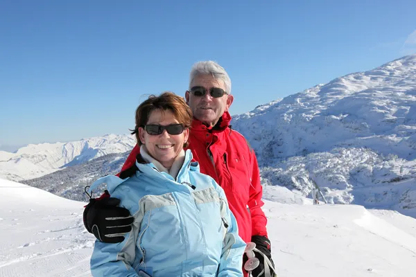 Seniorenpaar im Winterurlaub porträtiert — Stockfoto