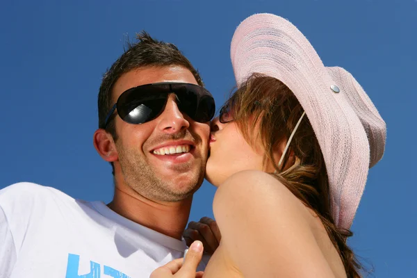 Woman kissing man on the cheek — Stock Photo, Image