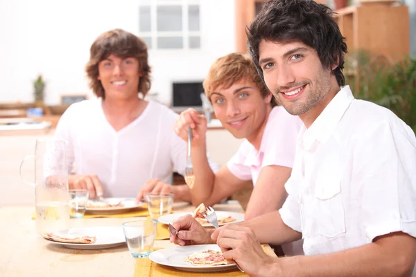 Drei junge Männer beim Mittagessen — Stockfoto