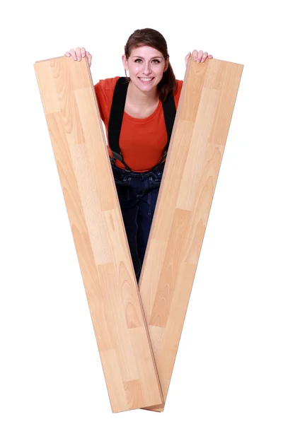 Frau lugt zwischen zwei Planken hervor — Stockfoto