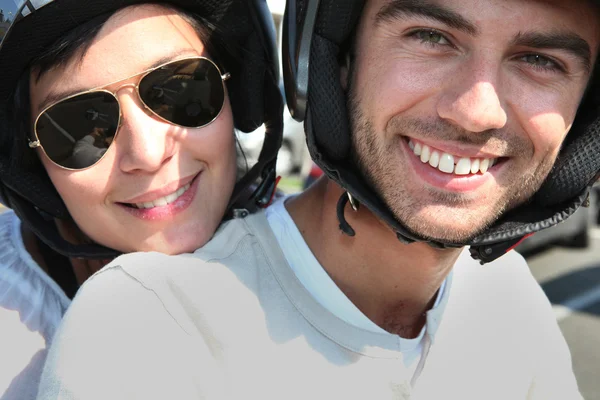 Couple riding their scooter — Stock Photo, Image