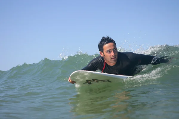 Człowiek surfingu fali — Zdjęcie stockowe