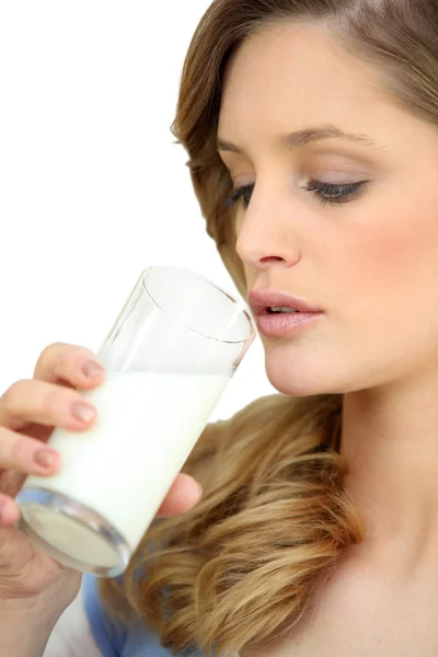 Žena pije sklenici mléka — Stock fotografie