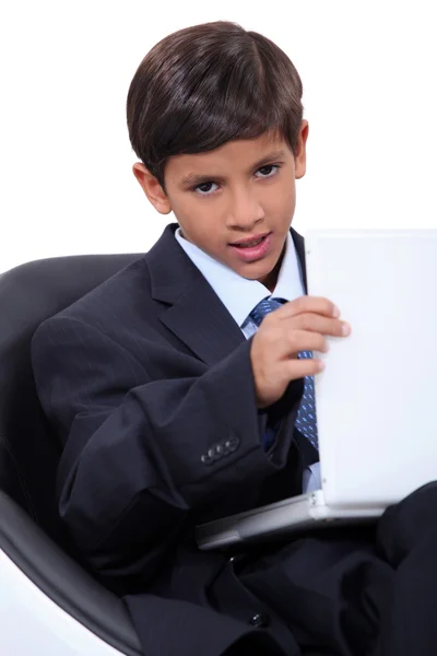 Criança com terno e computador — Fotografia de Stock
