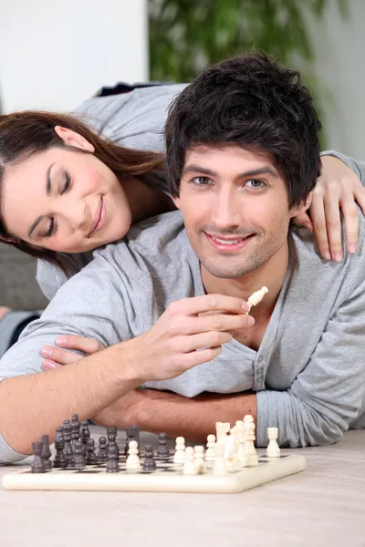 Jeune couple jouant aux échecs — Photo