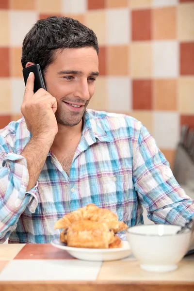 Mann telefoniert beim Frühstück — Stockfoto