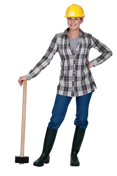 Une femme heureuse se tenait debout avec un marteau-traîneau — Photo
