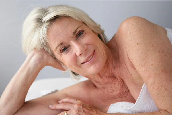Retired woman at the spa — Stock Photo, Image