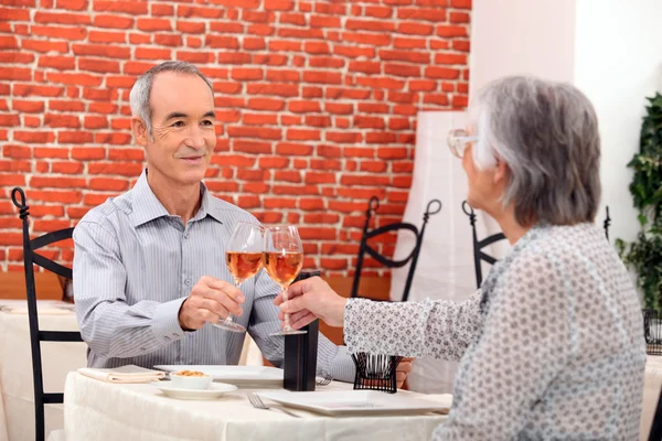 Älteres Ehepaar isst in Restaurant — Stockfoto