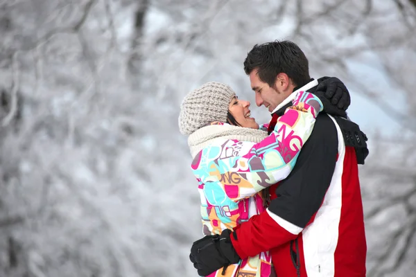 Casal abraçando ternamente — Fotografia de Stock