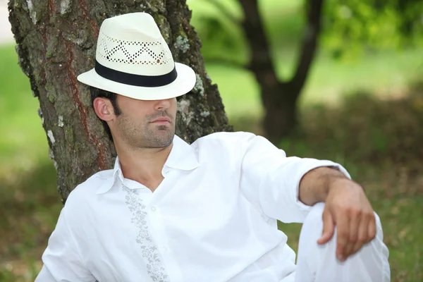 Hombre relajándose bajo el árbol —  Fotos de Stock