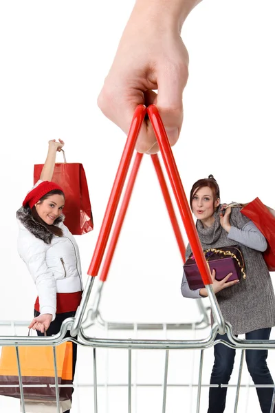 Mão segurando cesta de compras — Fotografia de Stock