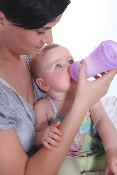 Bebek onun şişe veren kız — Stok fotoğraf