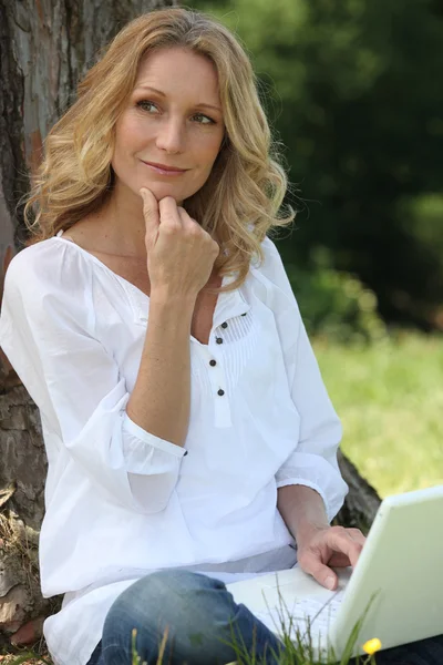 Porträtt av en kvinna med laptop — Stockfoto
