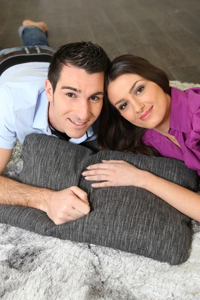 Una coppia sdraiata su un tappeto — Foto Stock