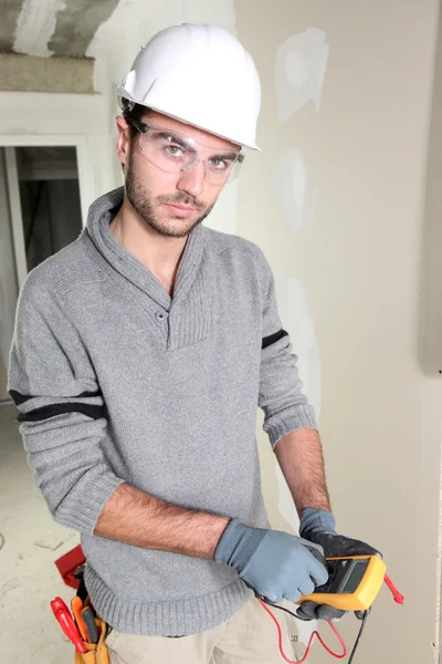 Builder using a voltmeter — Stock Photo, Image