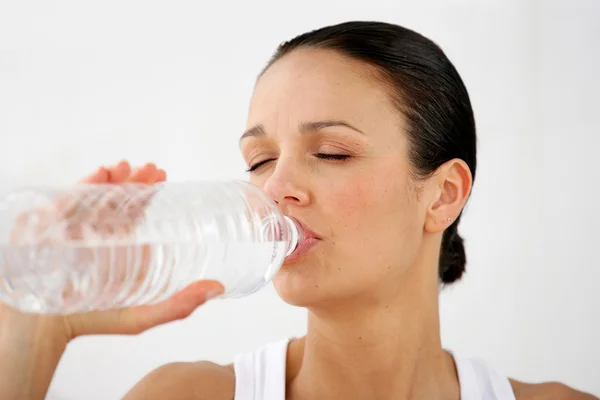 Woman drinking from a bottle of water — Stock Photo, Image