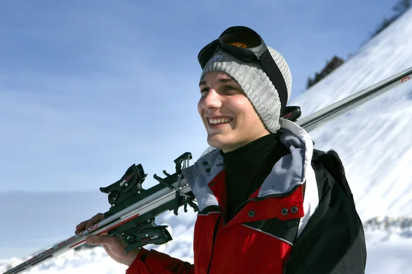 Portret mężczyzny uśmiechający się w ośrodku narciarskim — Zdjęcie stockowe