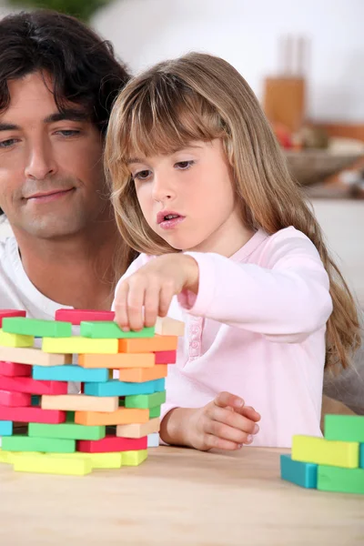 Vader en dochter spelen van een spel thuis — Stockfoto