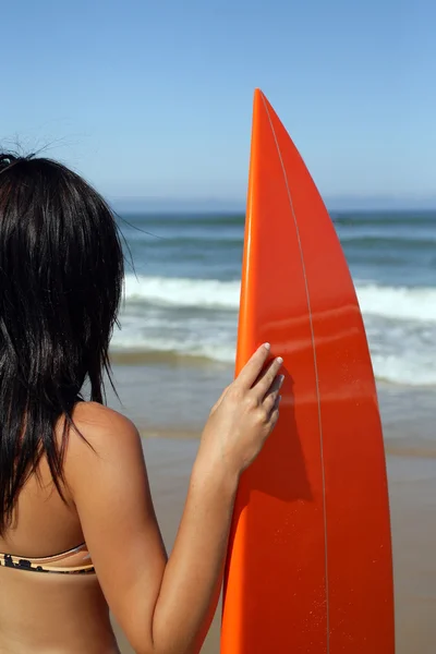 Женщина держит доску для серфинга — стоковое фото