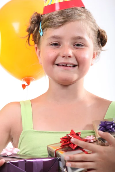 Porträt eines kleinen Mädchens mit Geschenken — Stockfoto