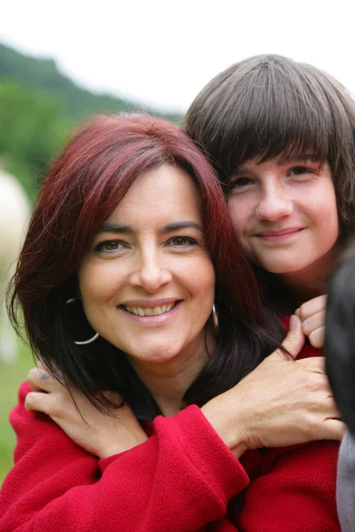 Moeder en zoon omhelzen — Stockfoto