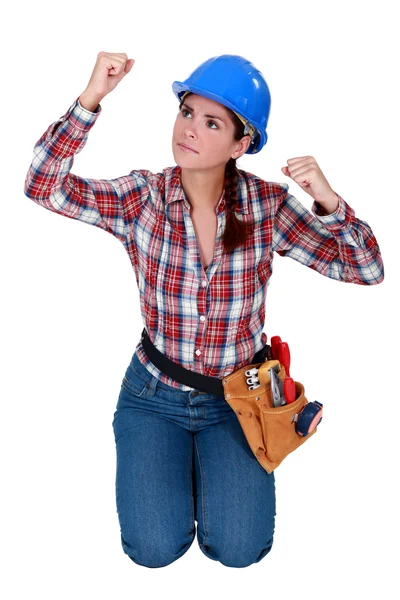 Pedreiro feminino balançando punho — Fotografia de Stock