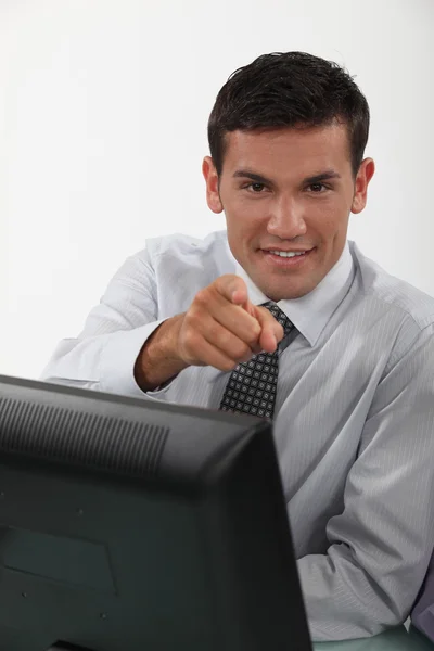 Affärsman som satt vid skrivbordet pekar — Stockfoto