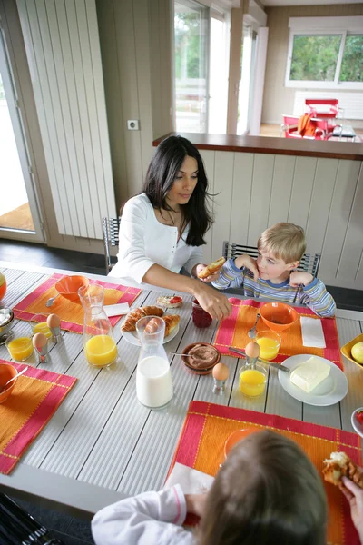 家族一緒に朝食を食べる — ストック写真